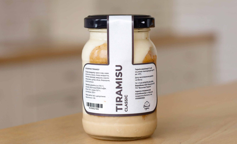 Класичне тірамісу з вершкам та какао в пет банці