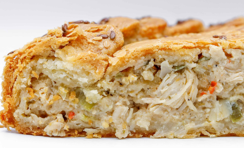  Пирог с пряной курицей, сыром сулугуни и стричкой чили