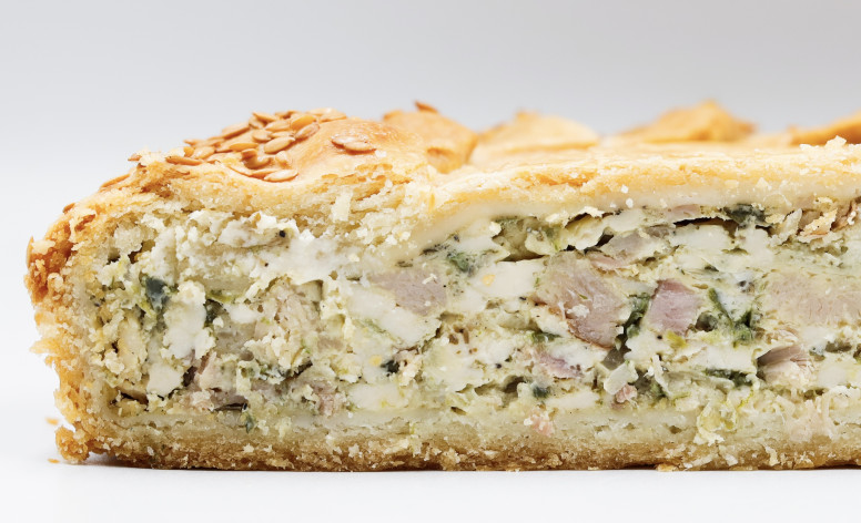  Пирог с сочным балыком, сыром и душистым базиликом.