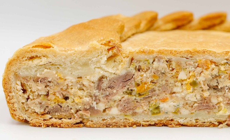 Пирог с бараниной, говядиной, перцем чили и дор блю