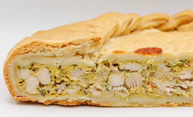 Пирог с ароматной курицей в специи кари и соусе чили