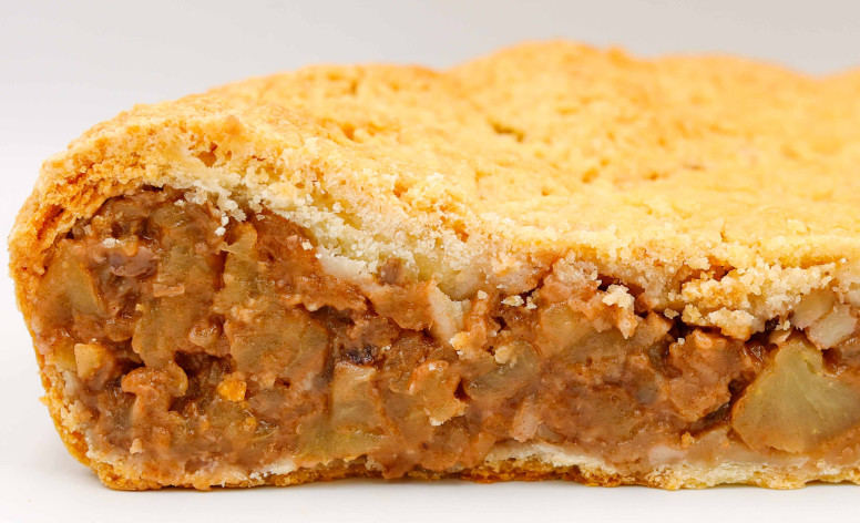 Пирог с карамельными яблоками, орехами и душистой корицей.
