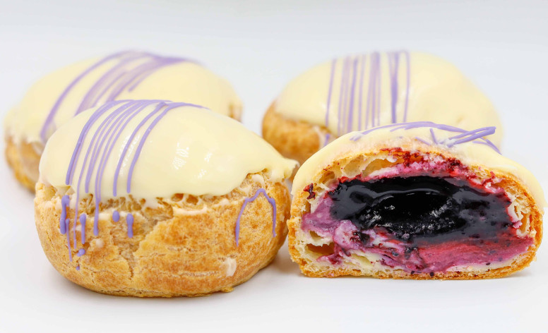 CAKE BALL З СОКОВИТОЮ ЧОРНИЦЕЮ ТА ВЕРШКОВИМ КРЕМОМ