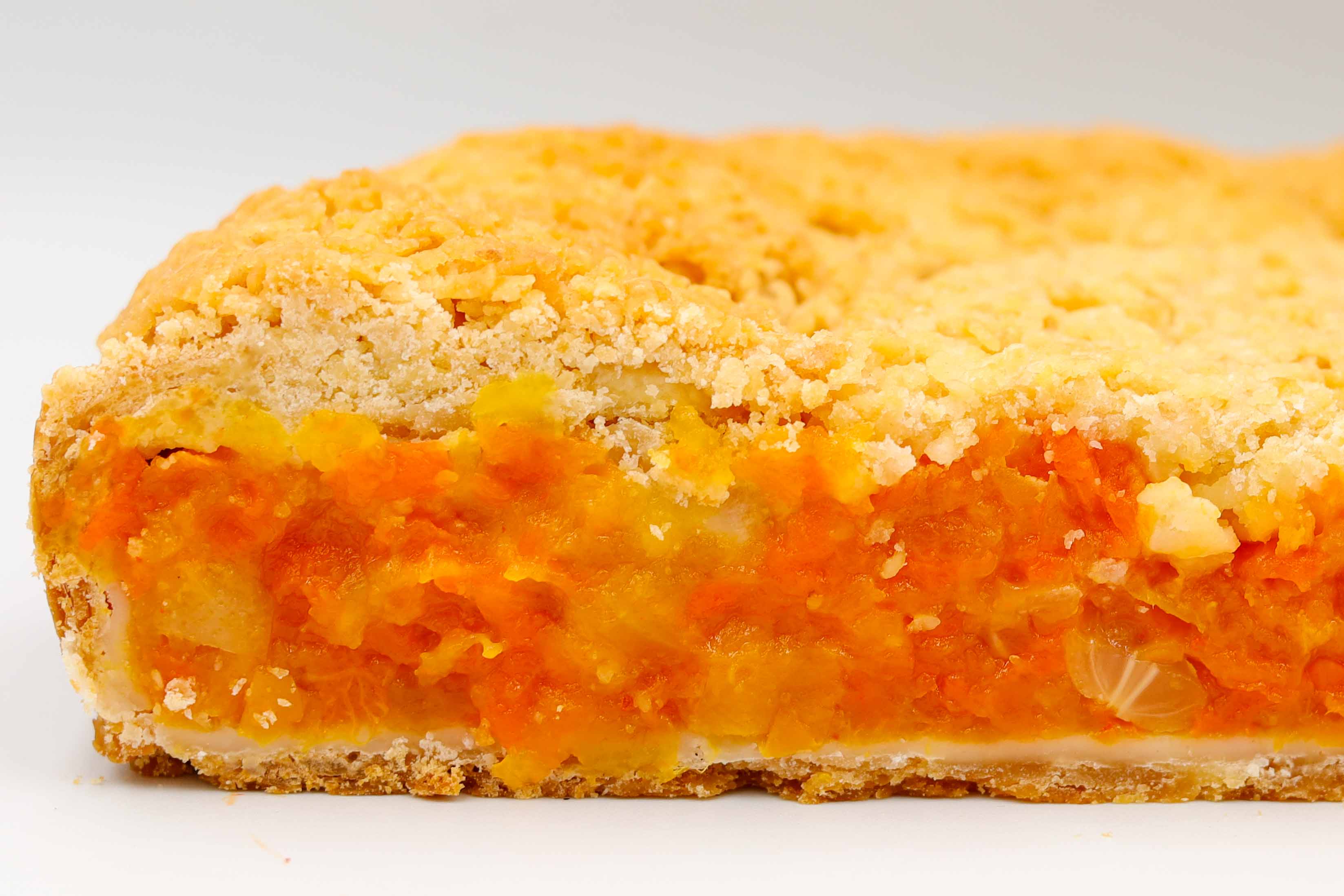 Пирог с нежной тыквой, сладкими мандаринами и курагой